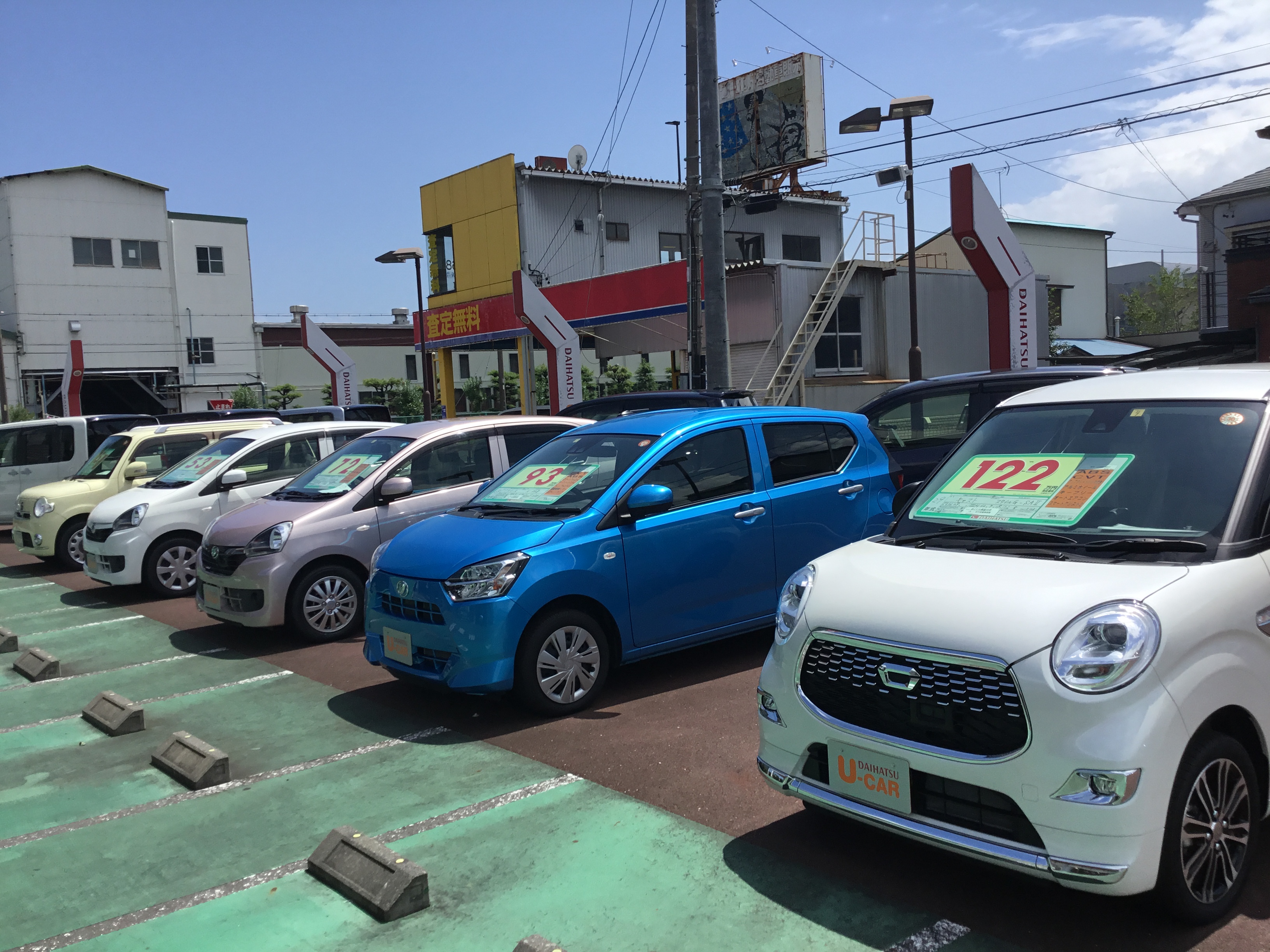 試乗車はもちろん、中古車の展示車も多数用意をしております。